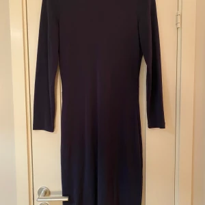 Ny marinblå klänning med långa ärmar i strl L från Gant - Ny marinblå klänning med långa ärmar i strl L från Gant.  Ny, aldrig använd  Mått Över bröstet: ca 52 cm Längd från axeln och ner: ca 108 cm  60% viskos och 40% polyester   Kommer från ett djur och rökfritt hem. 