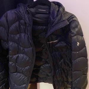 Svart dunjacka från Peak Performance - Säljer min svarta dunjacka från Peak Performance, den är i storlek M men passar mig perfekt som vanligtvis brukar ha S/XS. Det originala priset ligger på 1500 men säljer den för 600, priset kan dock diskuteras!