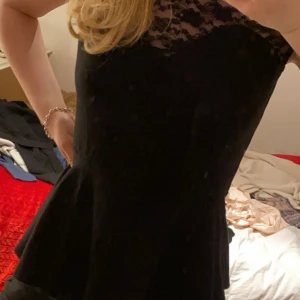 Blus med spets  - En snygg blus mer spets och även öppet vid ryggen.❣️