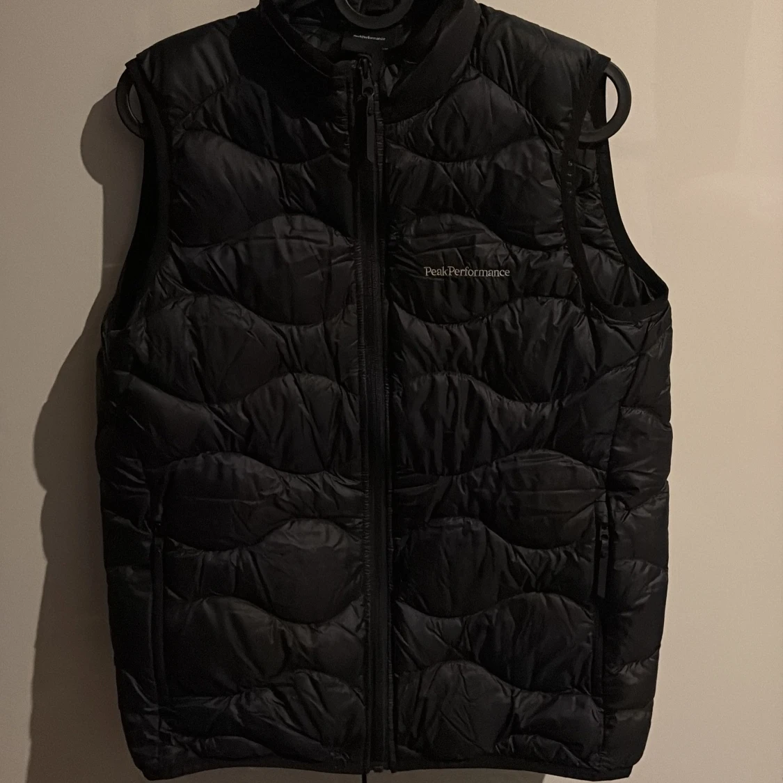 Svart dunväst från Peak Performance