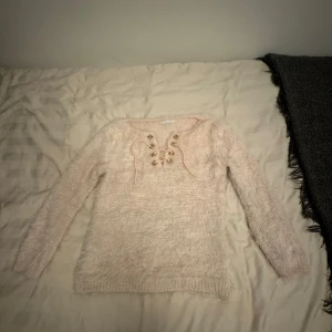 Ljusrosa fluffig tröja med snörning - Mysig rosa tröja.                                                                               Vet tyvärr inte vart den är ifrån 💓