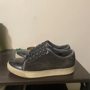 Lanvin uk 6 - Riktigt feta lanvin cap toe i en väldigt bra skick. Färgen är mörkbrun men ser ut som svart. Skorna har inga skador. Endas skorna medföljer och därför är priset därav. Skick:7/10