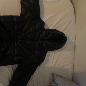 Moncler Spider-Man violier - En moncler violier storlek 1 sparsamt använd och inga synliga tecken på användning. Kvitto finns och om de finns frågor är de bara o skriva.
