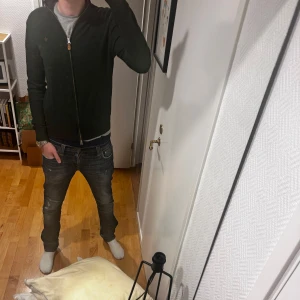 Morris zip up  - Säljer denna murkgröna Morris zip up. Tröjan är 100% merinoull och i topp skick, knappt använd. Den är M men passar även de som har S. Bara att skriva privat om ni har fler frågor!