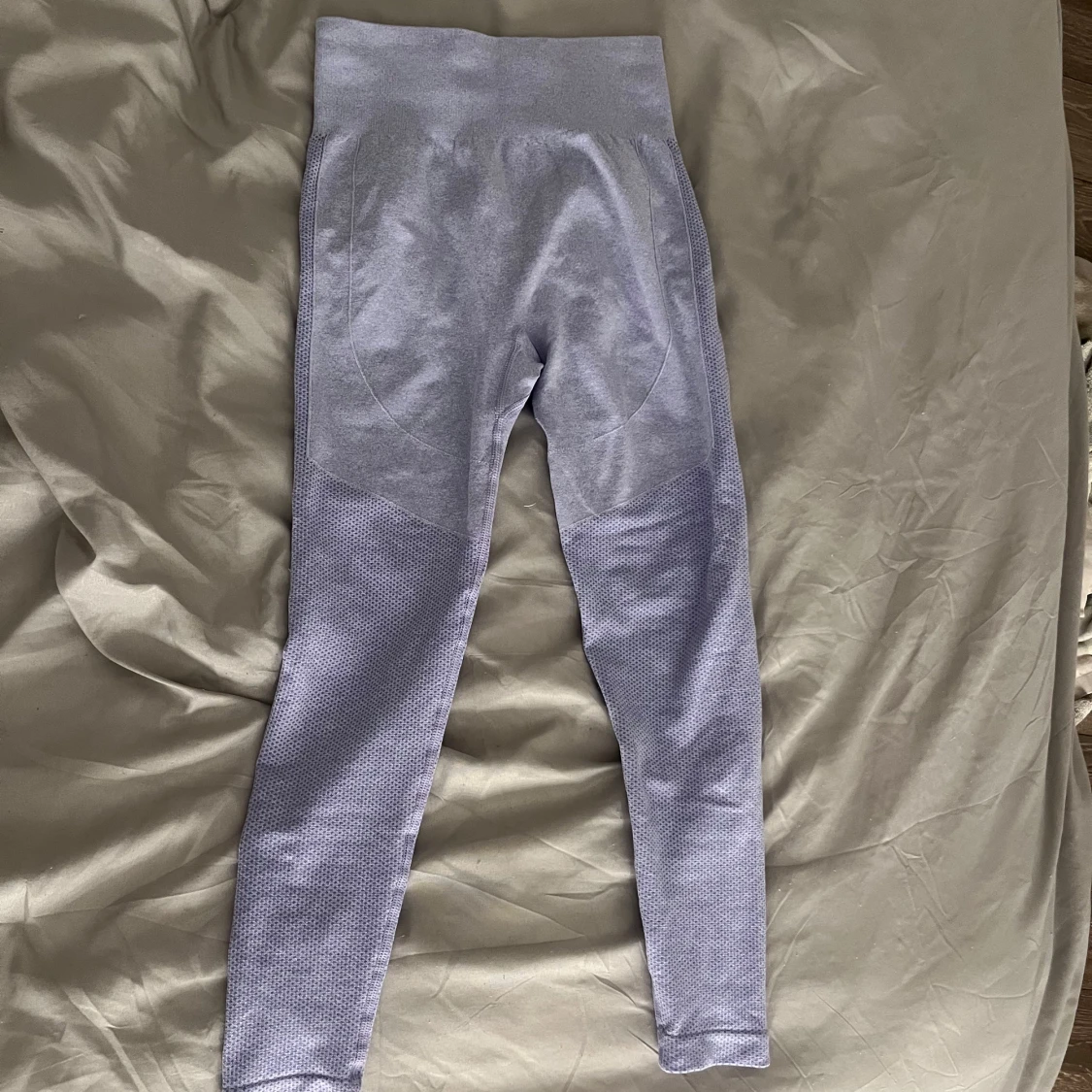 Lila leggings med scrunch-detalj - 92