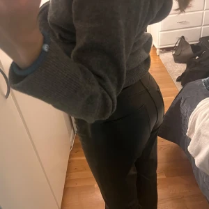 ”Skinn” byxor - Säljer dessa svart ”skinn”byxor, men inte äkta skinn då dem är för korta på mig som är 162. De har en rak passform och är knappt använda. Annars passar de mig som har xs men man behöver vara kortare än mig.