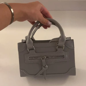 Grå väska - Aldrig använd, band medföljer