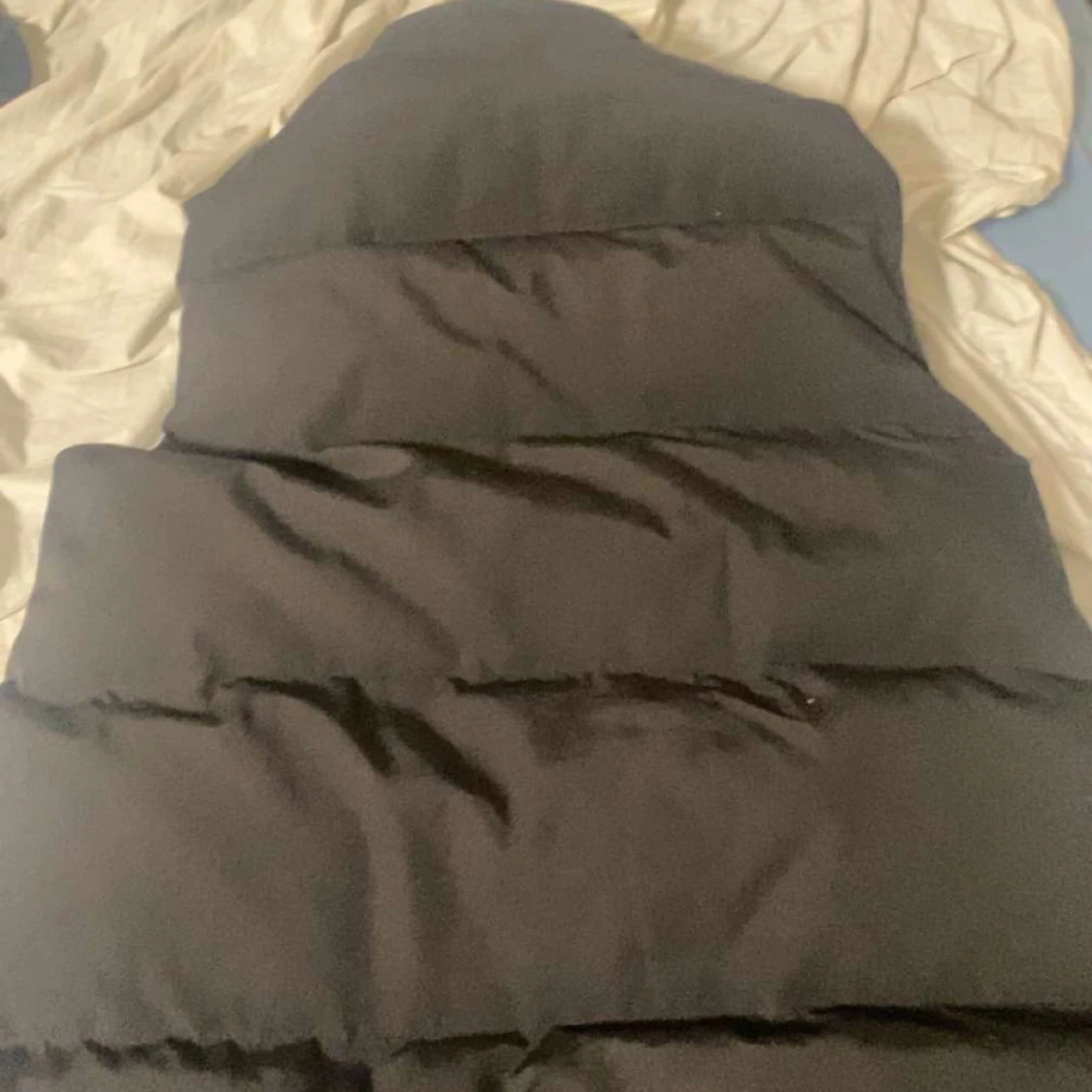 Svart dunväst med logotyp - 90