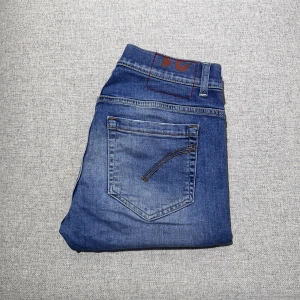 Dondup george jeans  - Dondup georg jeans i mycket bra skick, storlek 31. Nyaste modellen Dondups! Midjemått tvärsöver: 39cm Ytterbenslängd: 102cm