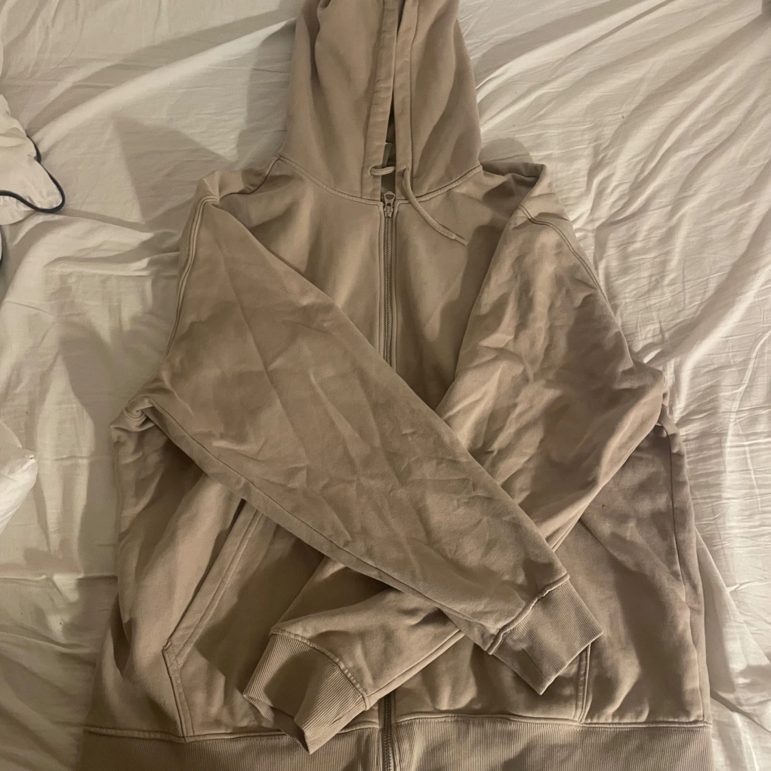 Beige hoodie med dragkedja från weekday  - 90