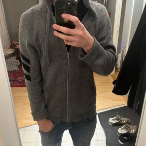 100 % Kashmir hoodie från Zadig Voltaire - Sälker en 100% Kashmir hoodie från Zadig Voltaire. Storleken är M och passar även så. Pris kan diskuteras. Skickar inom 1-2 dagar ✅📦. 