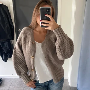 Kofta - Super så fin kofta med söta detaljer💕