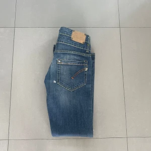 Dondup jeans DAM - ett par shukt fräsha och snygga dondup jeans i strlk 28!  hör av er vid intresse 