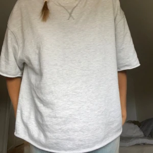 Grå zara tröja - T shirt i tjockare materiale från zara ❣️