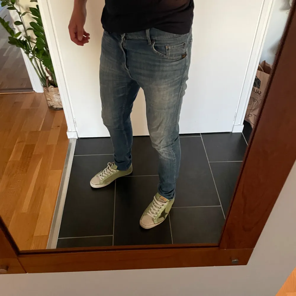 Tjena, säljer mina trendiga tiger Jeans i passformen slim fit. Jeansen är knappt använda, cond 8/10. Nypris: 1799kr, hör av er vid minsta intresse//Anton. Jeans & Byxor.