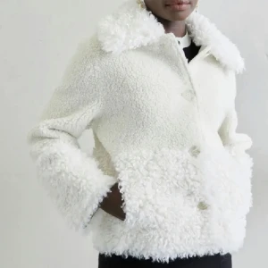 Maje jacka - Säljer min så fina maje jacka. Nypris 5100kr. Helt oanvänd med prislapp kvar. Dustbag och kvitto finns. OBS* går inte under 3400kr. 