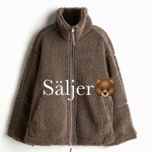 HM pilejacka  - Säljer denna otroliga teddyjackan. Helt ny med prislapp, strl M. Kom med prisförslag ✨