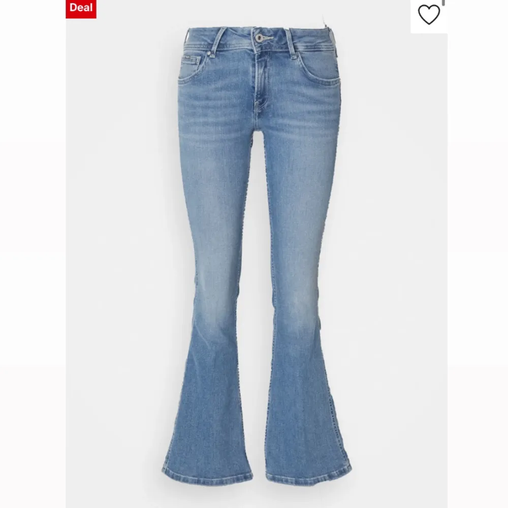 Säljer mina jättefina pepe jeans i lågmidjad bootcut modell. Fin blå färg och fina fickor. Storleken är w28 l32 och passar runt S men är stretchiga. Obs första bilden e lånad. Jeans & Byxor.