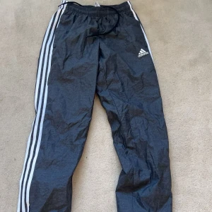 Adidas vindbyxor - Adidas vindbyxor, aldrig använda💛