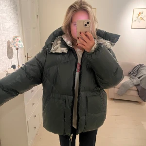 Grön Sandro jacka  - Sandrojacka som är grön och silvrig går att använda åt båda hållen!! Säljer pågrund av lite användning✨💕 väldigt bra skick!