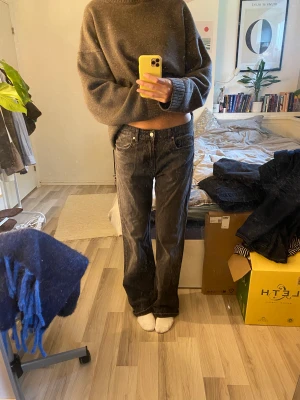 Lågmidjade zara jeand - Lågmidjade svart/gråa jeans från zara, raka i benen! Jättesnygga! Har en få söm vid foten så går att klippa om man är kortare utan att ändra utseendet! 
