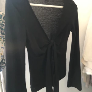 svart knyttop  - använd kanske 4/5 gånger. pris kan diskuteras. inga skador/märken. kommer ny tvättad 💘