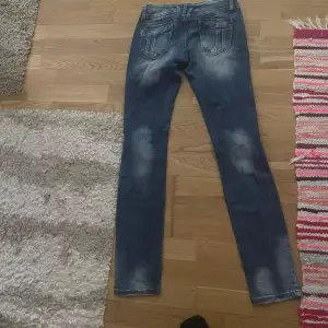 Snygga jeans storlek L passar M med stretch… märke J Wellington