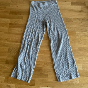 Grå ribbade byxor - Säljer ett par superbekväma grå ribbade byxor. De är högmidjade och har en loose passform med en skön stretch. Perfekta för en avslappnad dag hemma eller en chill dag ute. 🩶