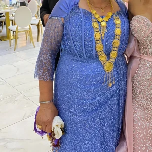 Festklänning  -  Använd en gång! Storlek 43/44 Armarna har vi satt dit själva dom går alltså att ta av! Priset går att diksutera