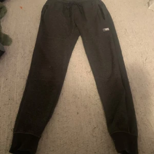 Jack&Jones mjukis - Ett par jack&jones mjukisbyxor i storlek s😍 perfekt för dig som går i skolan på idrotten😉 små slitningar i tyget men inget man tänker på så mycket 