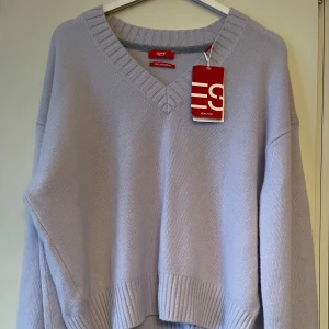 *NY*Esprit New York Ljusblå Kaschmirtröja i stl M - NWT-Ljusblå Kaschmirtröja från Esprit N.Y. i gudomlig mjuk fin kvalitet, 100%Cashmere med vackra detaljer i stickningen.  Oversize modell, passar L, går nedanför halva rumpan på mig som är 1,67, mått; Längd: 57 cm, bredd(bröst): 38 cm, ärm: 53 cm.  