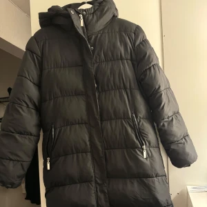 Vinter jacka - Vinter jacka. Köpt förra året använt ett par gånger. Storlek M.