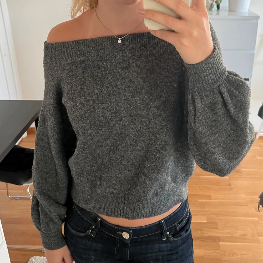 Grå stickad off-shoulder tröja från hm. Använd några gånger men i bra skick🙌. Stickat.