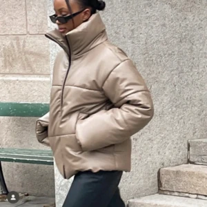 LXA jacka - LXA vinterjacka, storlek S, inga defekter, köpt på vinted men för stor för mig därav säljer ja den vidare! Kostar egentligen 1000kr. Priset kan diskuteras.