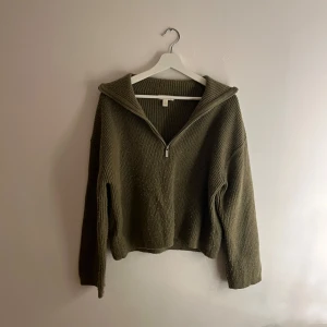 Stickad tröja - Jättefin stickad tröja nu till höst/vinter! Så skön och sitter perfekt! Bra till skolan när det är kallt!