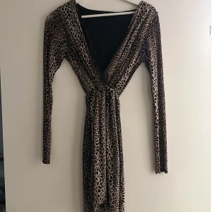 Leopard klänning  - Fin leopardklänning, använd ca 2 gånger! ( liten i storlek ) 