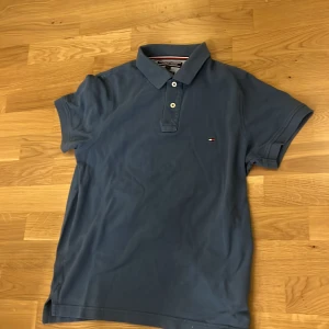 Tommy hilfiger piké  - Ljusblå Tommy hilfiger piké Hör av er