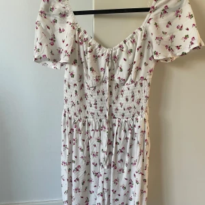 Byxdress/ jumpsuit  - Blommig Jumpsuit från new yorker, aldrig använd