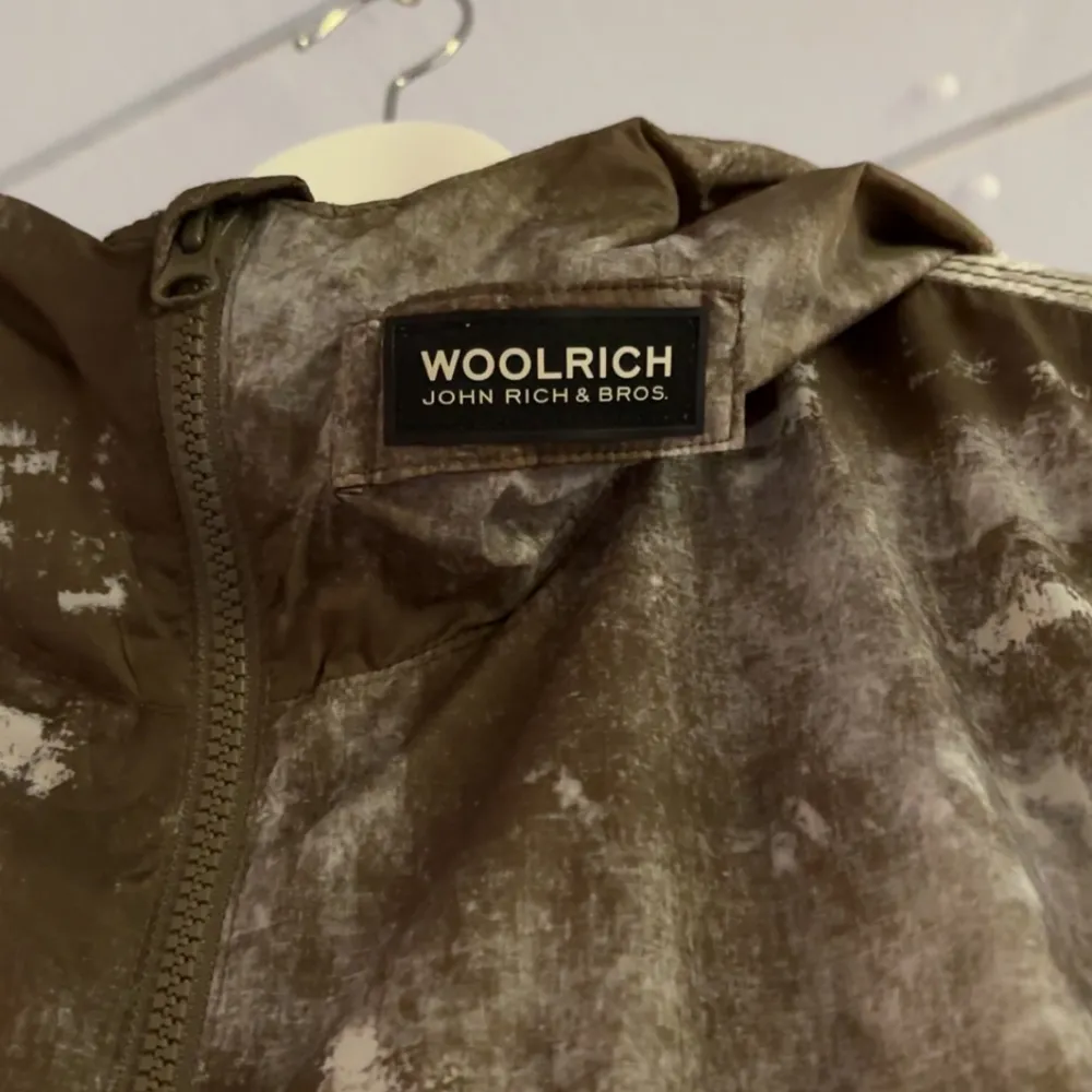 Riktigt fet windbreaker från woolrich, är storlek L men passar bättre som en M. Använd ca 5 ggr, perfekt till hösten. Jackor.