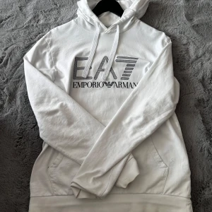 Hoodie Ea7 - Bra kvalitet dock lite smutsig men inget synligt och sen har den jätte små repor men man märker inte de  Storlek S om du behöver hjälp med storlek bara skriv till mig