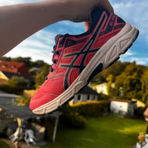 Asics running - Snygga neon rosa skor från asics run!  Sköna för foten & ger ett skönt stöd.   Knappt använda.