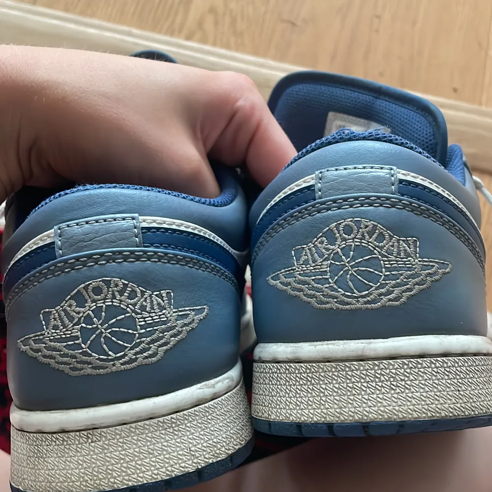 Jordan 1 low, äkta. Kolla sista bilden för defekter, storlek 40,5. Bra i skick, lite slitna och såklart smutsiga. Skor.