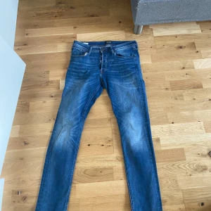 Jack and jones jeans - Säljer dessa feta jeans till et bra pris. Storleken sitter som 32/30. Straight/slim fit. Kontakta vid fler frågor🤝