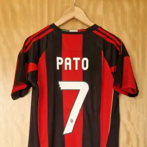 Alexandre Pato Milan repIika fotbollströja 10-11. Helt ny med tag.  Storlek: Small