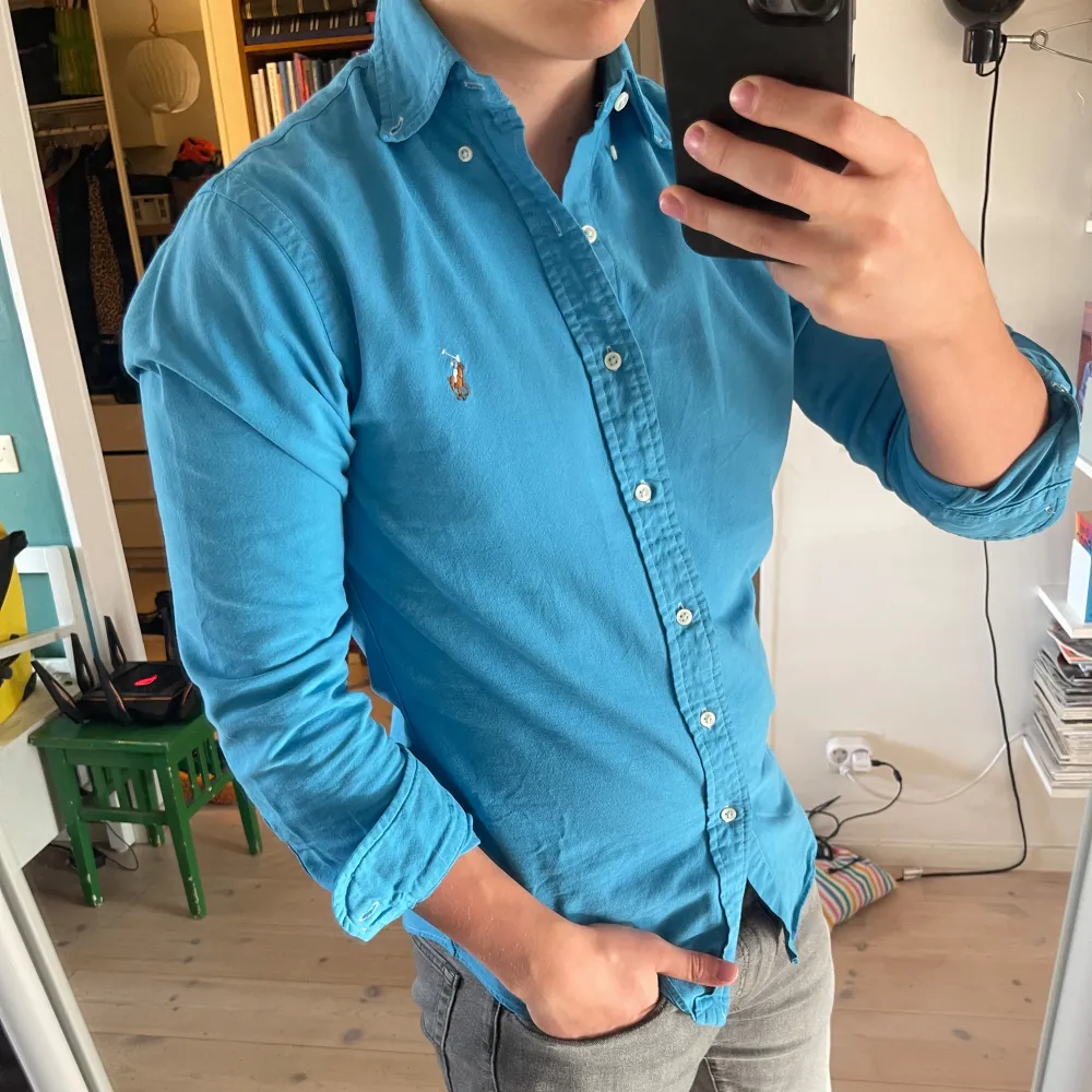 Hej! Säljer den här galet snygga ralph Lauren skjortan för endast 549kr! Den är i riktigt bra skick och är i storlek S. Kommer passa riktigt bra till fester och vardagar. Om ni har frågor så skicka iväg ett DM👌. Skjortor.