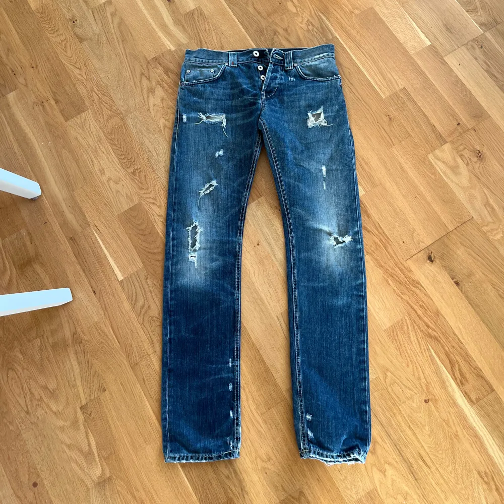 Säljer ett par riktigt feta Dondup jeans i storlek 31. Dem är i väldigt bra skick. Nypris ca 3000.. Jeans & Byxor.