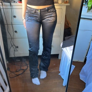 Lågmudjadw byxor - Lite slitning längst ner. Långa på mig dom är 171cm glansigt tyg, passar S/M