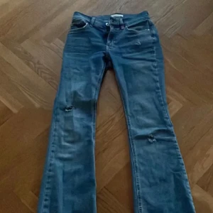 Gina jeans - Så snygga jeans som har blivit för små för mig💕De är en gammal modell med två hål och är i bra skick! Köpta för 399