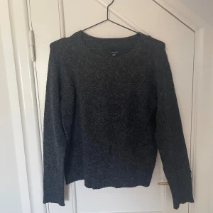 Gråsvart stickad tröja - I jättefint skick - använd fåtal gånger!🤍 Skriv till mig innan du trycker på köp nu!!!!