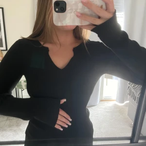 svart långärmad tröja  - svart långärmad stickad tröja, ganska lång i ärmarna